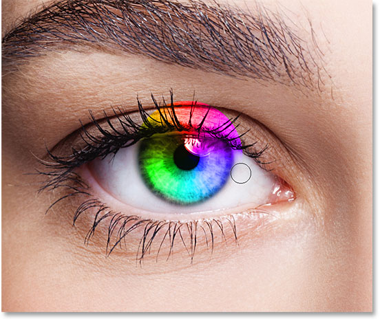 رنگی کردن چشم مانند رنگین کمان در فتوشاپ - پنهان کردن گرادیانت در قسمت های سفید چشم.