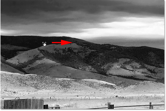 تبدیل عکسهای رنگی به سیاه و سفید در فتوشاپ - برای روشن کردن قله های کوه، سمت راست درگ کنید.